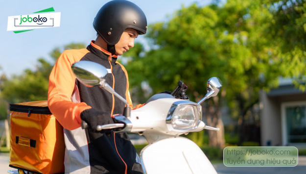 nhan vien giao hang bang xe may 5