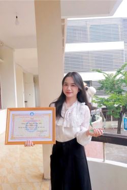 nu-sinh-xinh-xan-cua-hoc-vien-tai-chinh-so-huu-gpa-3-96-lien-tiep-nhan-hoc-bon