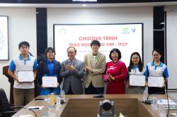 hoc-vien-phu-nu-viet-nam-trao-hoc-bong-va-khen-thuong-sinh-vien-dat-thanh-tich-x