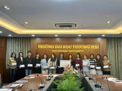 trao-hoc-bong-hoan-thanh-khoa-hoc-ky-nang-ung-tuyen-hoi-nhap-doanh-nghiep-ti