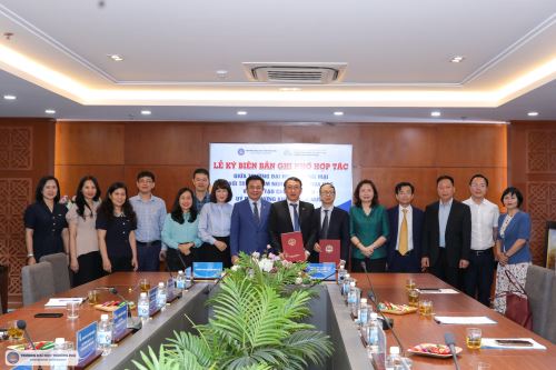 le-ky-ket-thoa-thuan-hop-tac-giua-truong-dai-hoc-thuong-mai-va-trung-tam-nghien