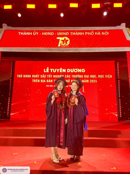 02-thu-khoa-dau-ra-k56-truong-dai-hoc-thuong-mai-vinh-du-gop-mat-trong-le-tuyen