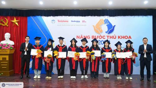 02-sinh-vien-truong-dai-hoc-thuong-mai-duoc-vinh-danh-trong-chuong-trinh-nan