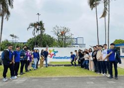 du-ngoan-nha-may-sua-co-gai-ha-lan-cung-sinh-vien-nganh-thuc-pham